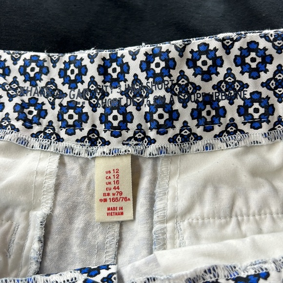 Sz 12 Medallion White Blue Print Gap Khaki Shorts - Picture 8 of 8